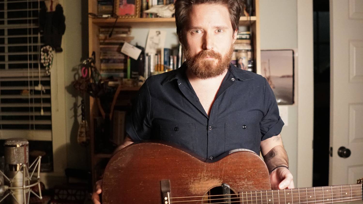 Christopher Paul Stelling works on new songs and moves Europe tour to the spring of 2022